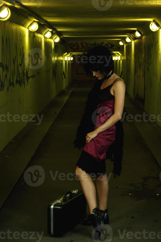 vreemd en freaky vrouw in de donker tunnel foto