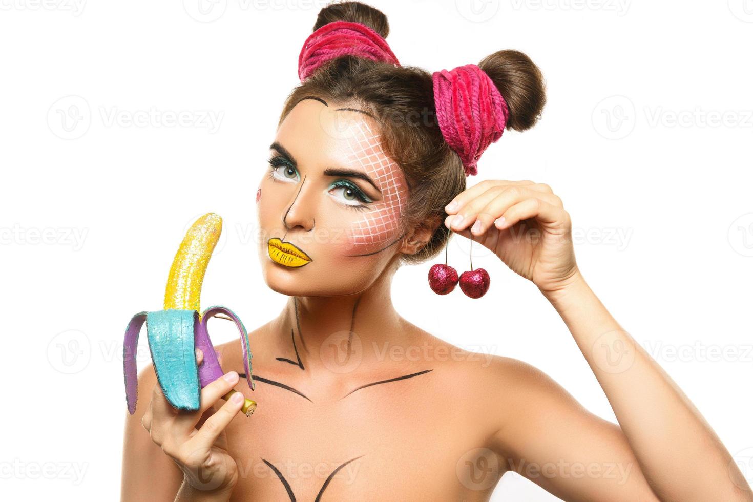 mooi model- met creatief knal kunst bedenken Holding banaan en kersen foto