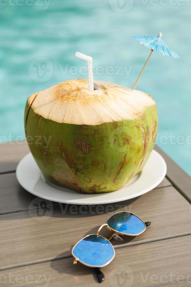 vers kokosnoot drinken en zonnebril Aan de tafel foto
