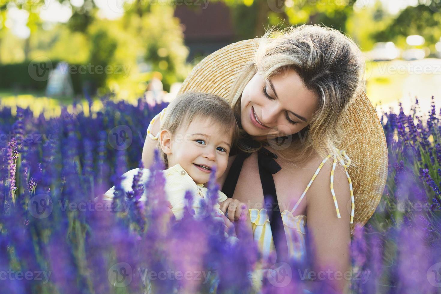 mooi vrouw en haar schattig weinig zoon in de lavendel veld- foto