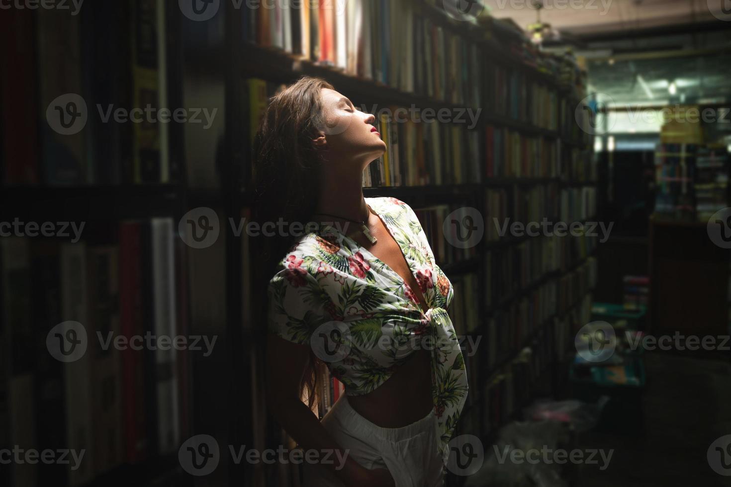 jong sexy vrouw in de wijnoogst boekhandel foto