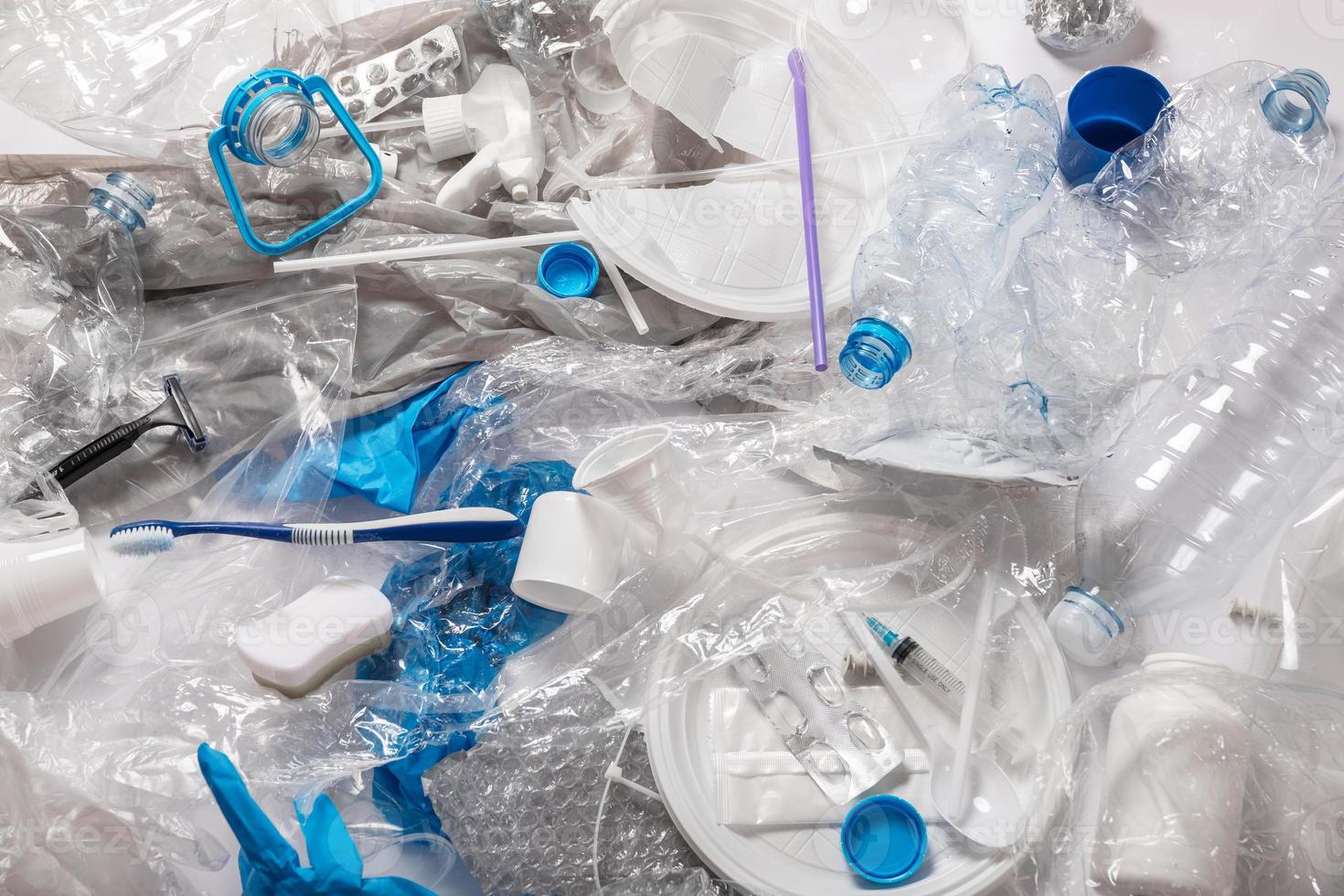 achtergrond met een stapel van verschillend plastic verspilling foto