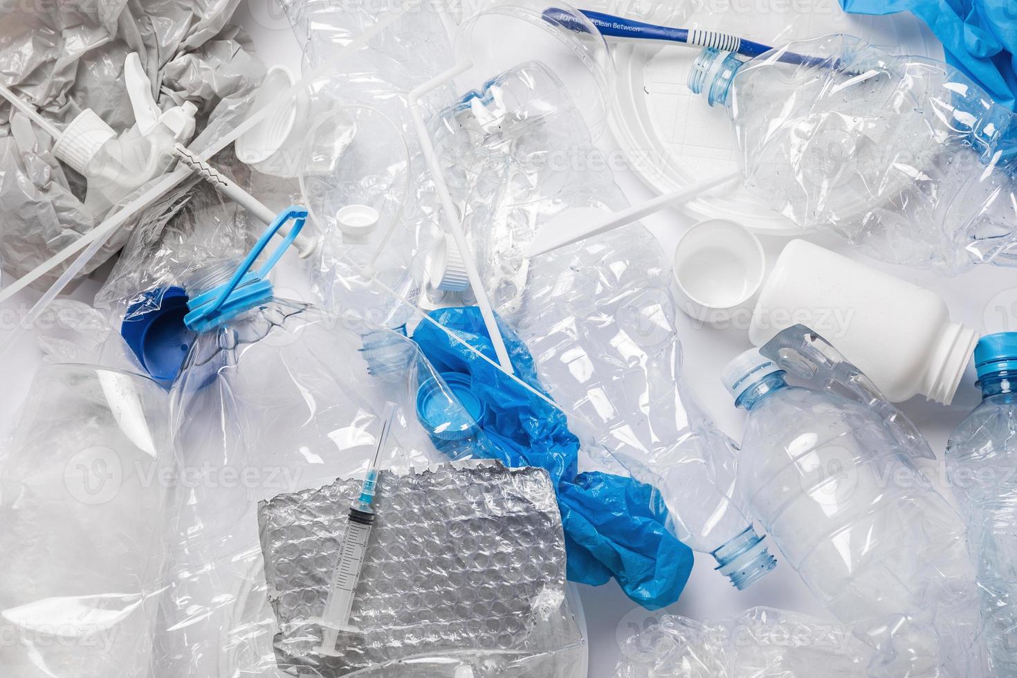 achtergrond met een stapel van verschillend plastic verspilling foto