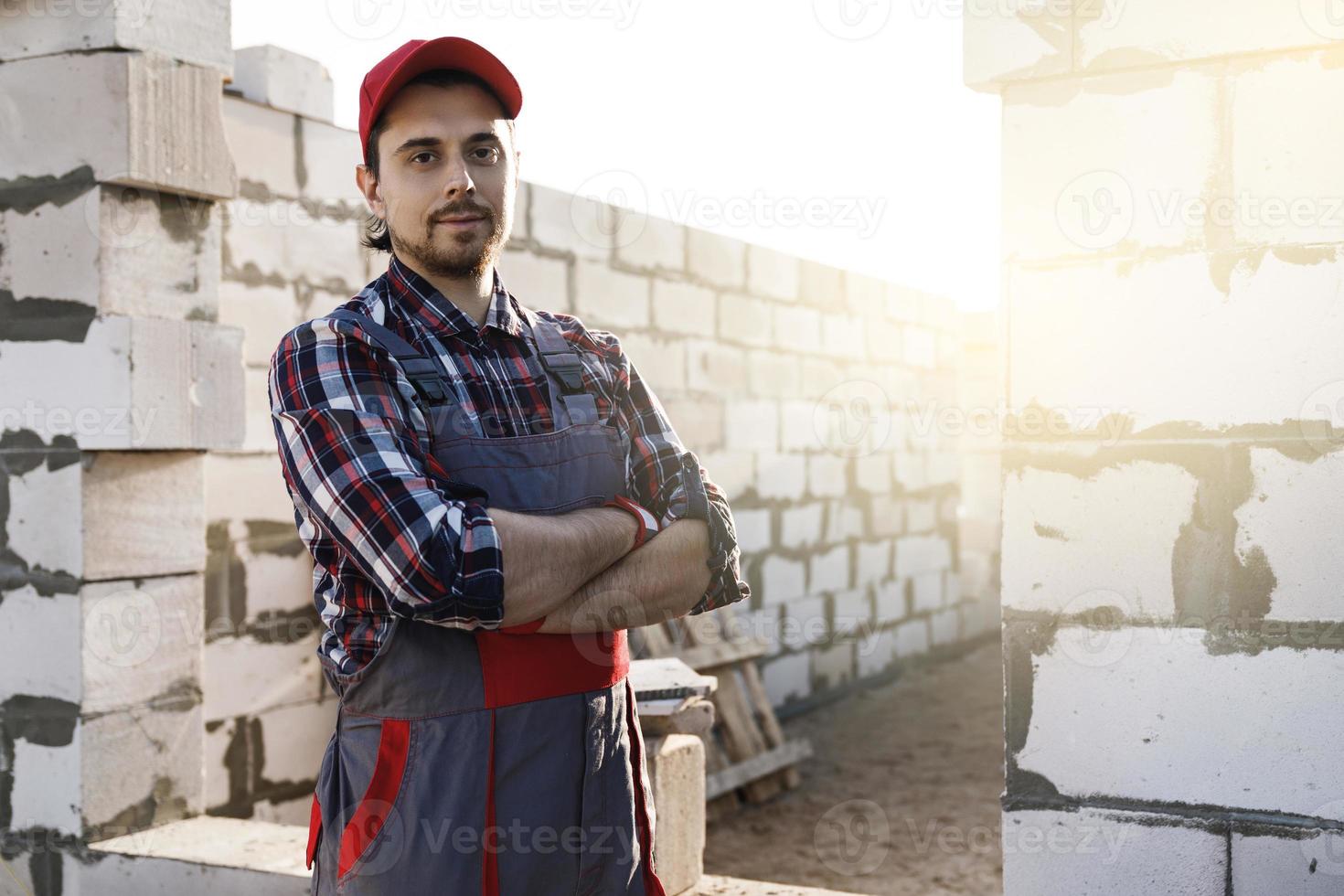 professioneel metselaar Mens Bij de bouw plaats foto