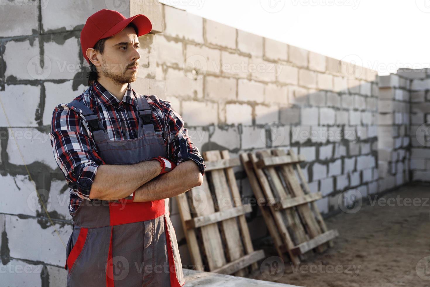 professioneel metselaar Mens Bij de bouw plaats foto