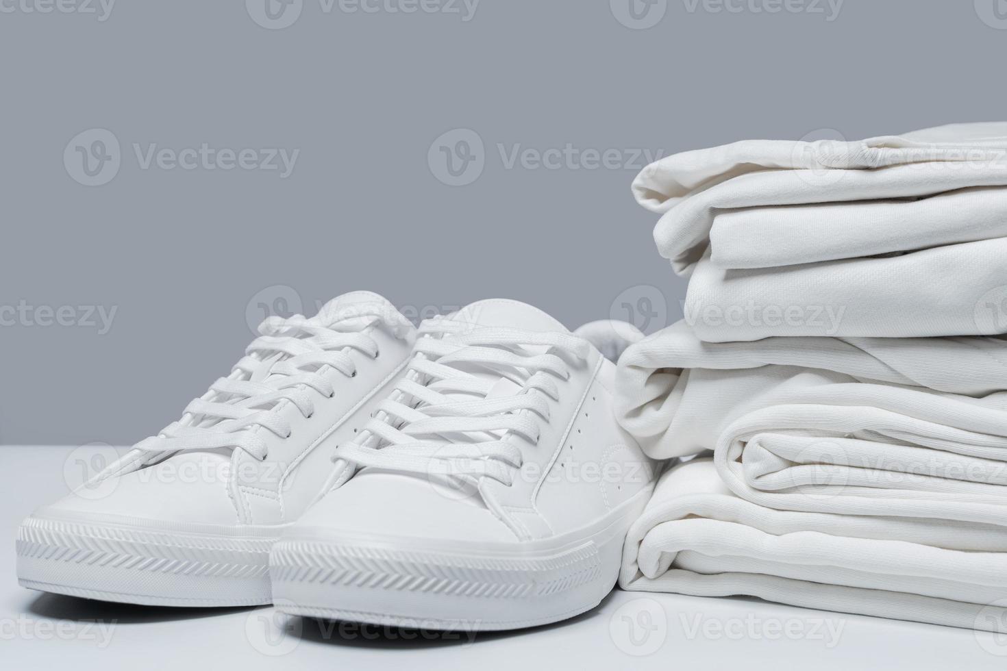 stack van wit kleren en elegant trainers foto