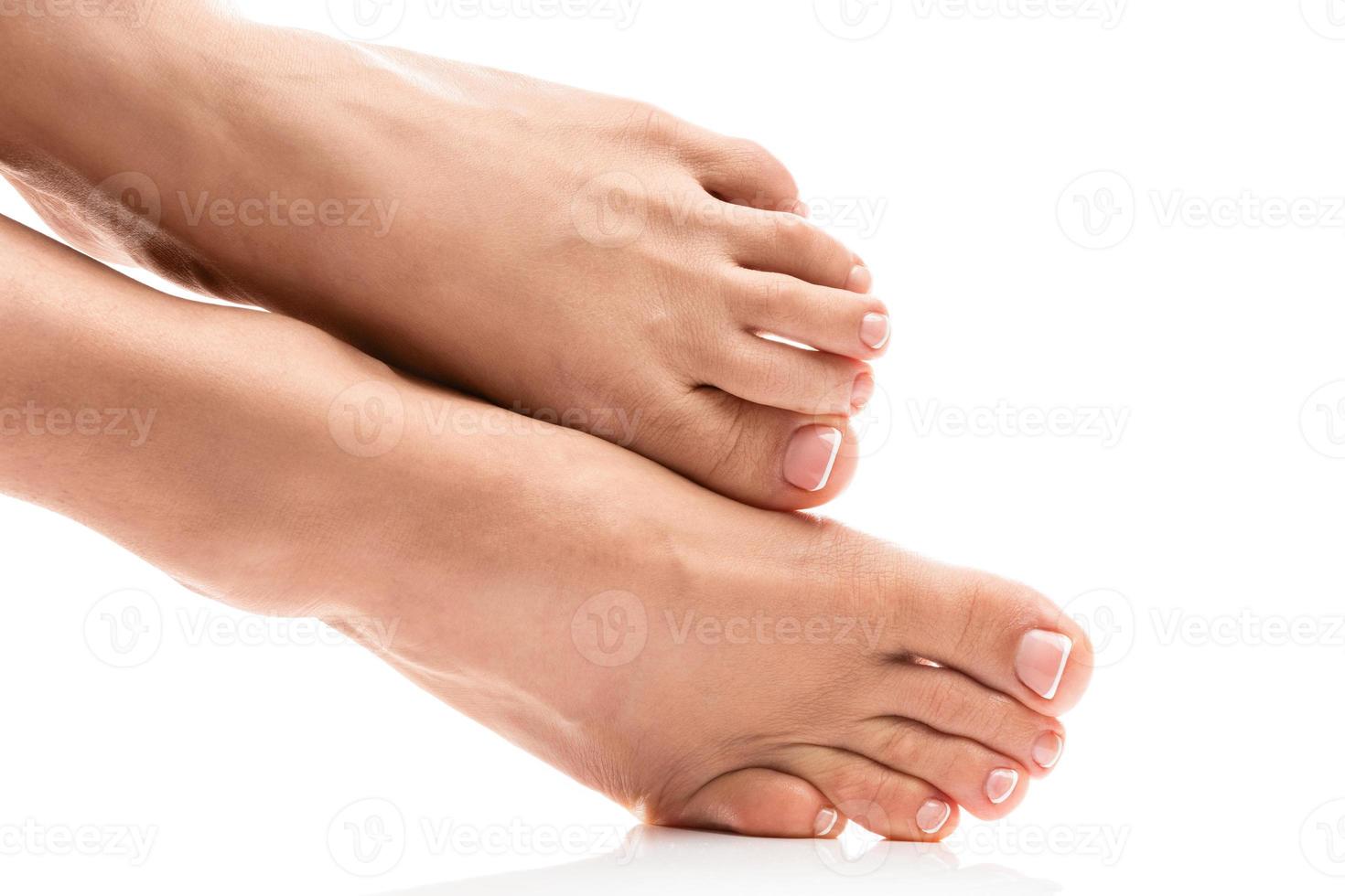 vrouw voeten met zacht huid en Frans pedicure Aan wit achtergrond foto