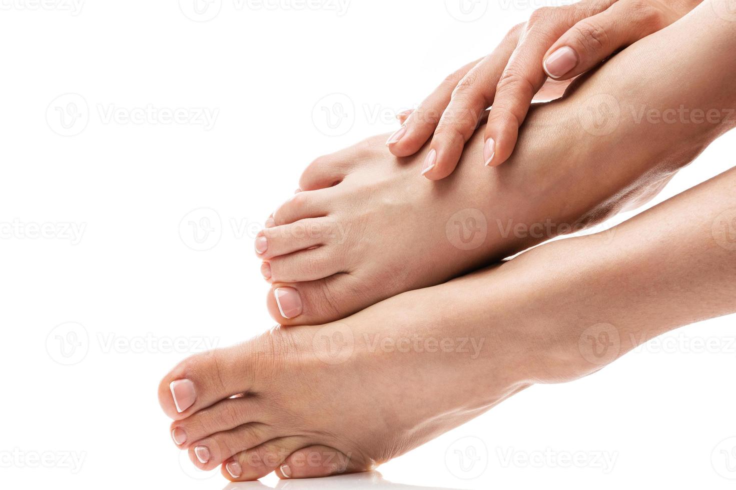 vrouw voeten en handen met zacht huid, Frans manicure en pedicure Aan wit achtergrond foto