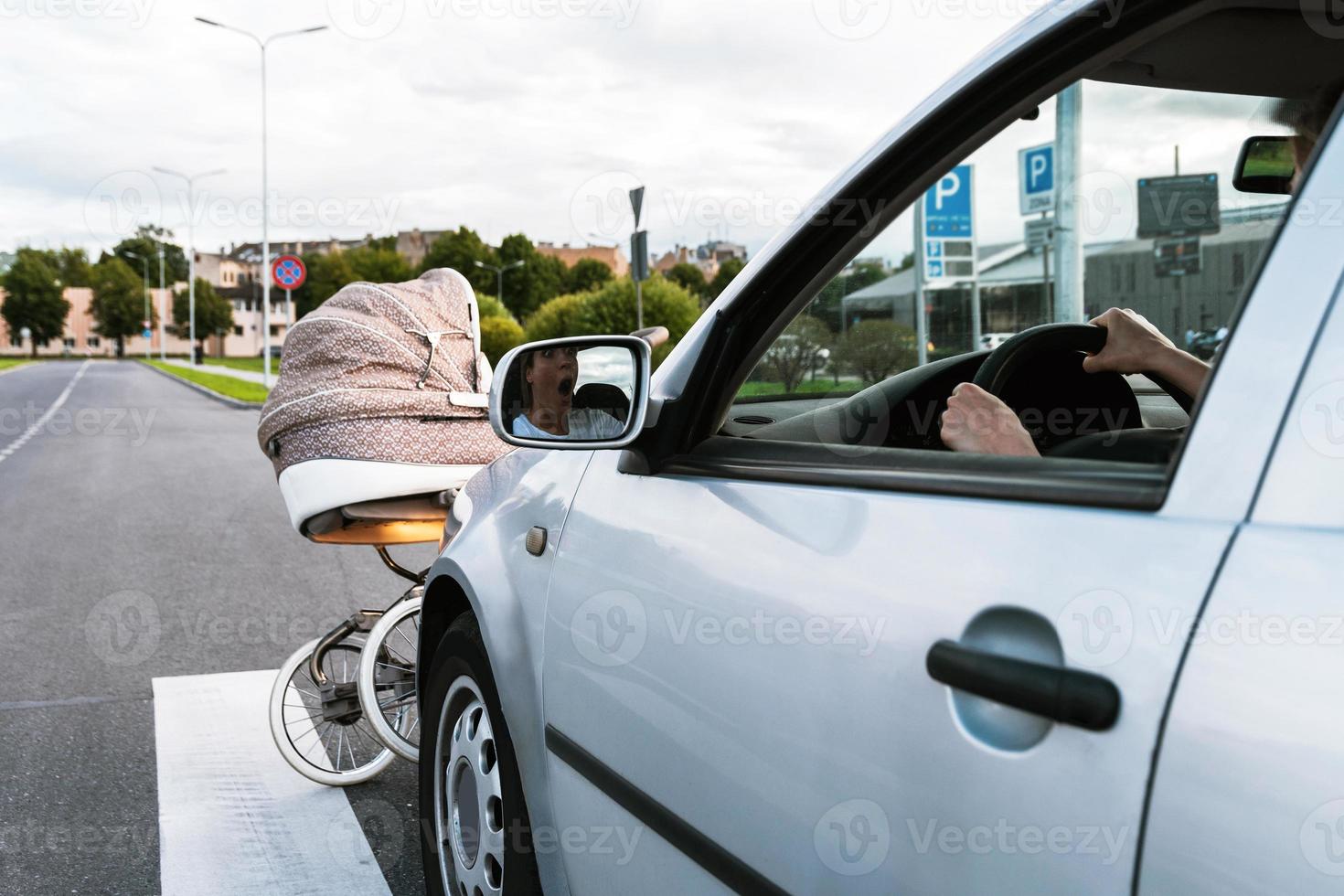 auto ongeluk Aan de zebrapad. voertuig hits de baby kinderwagen Bij hoog snelheid. foto