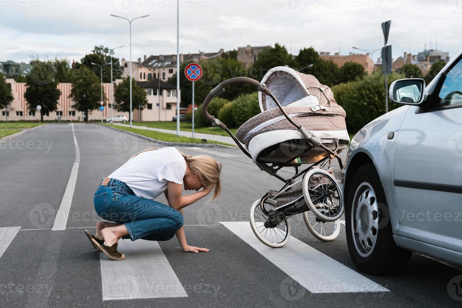 geschokt moeder Aan de zebrapad na een auto ongeluk wanneer een voertuig hits haar baby kinderwagen. foto