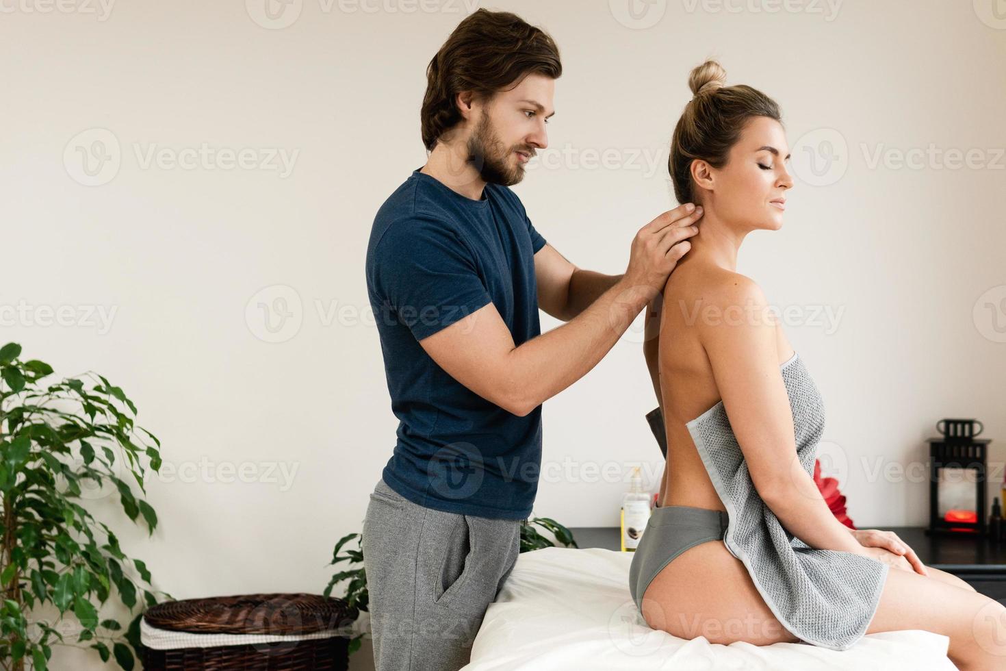 professioneel masseur gebruik makend van acupressuur technieken voor van de klant nek massage foto