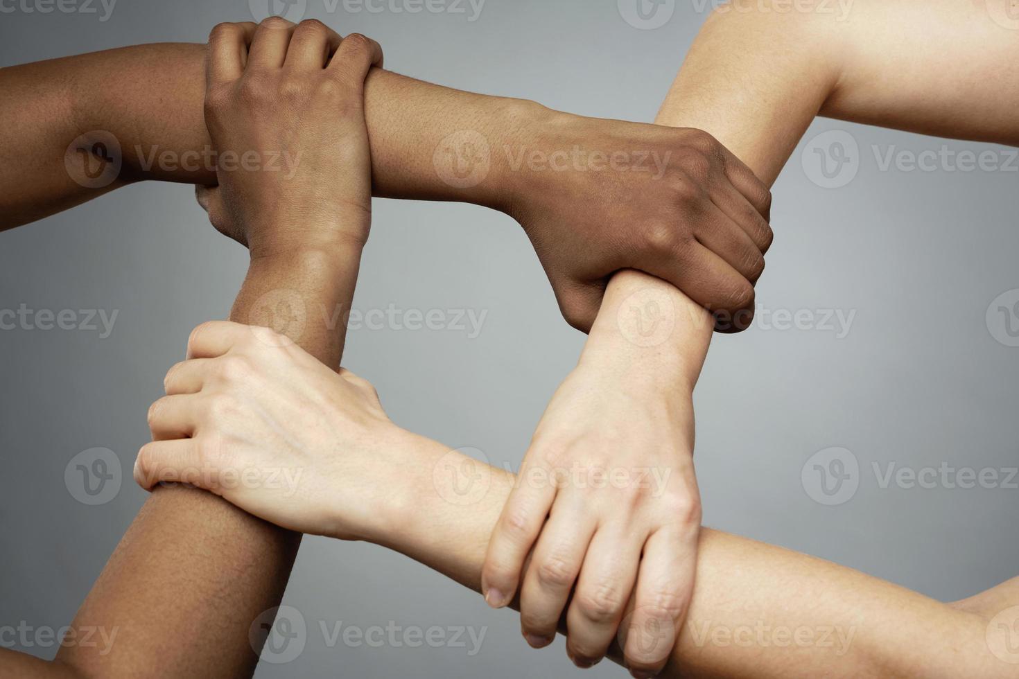 Afrikaanse en Kaukasisch vrouw handen Aan grijs achtergrond foto