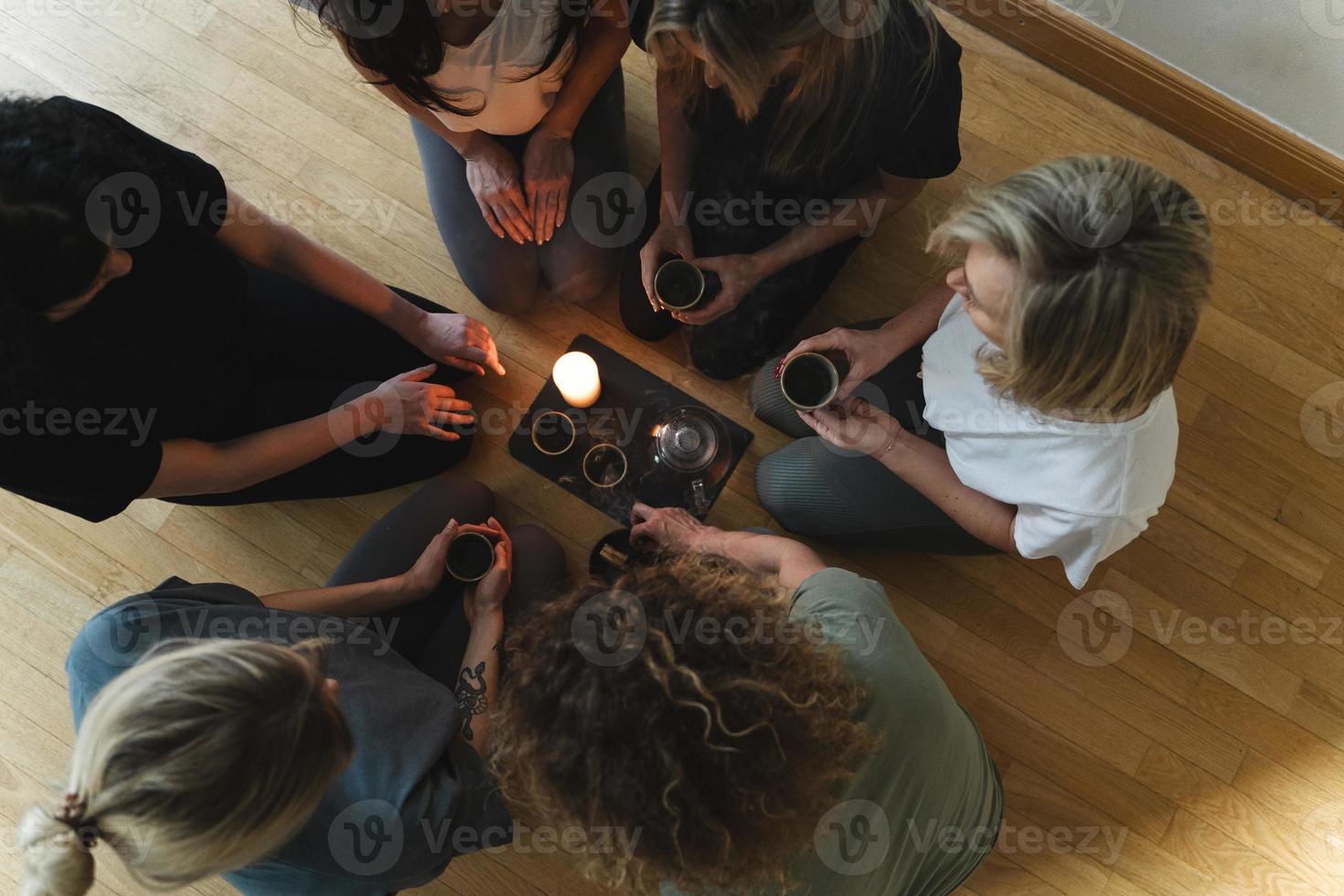 Dames vrienden Holding cups van heet thee. foto