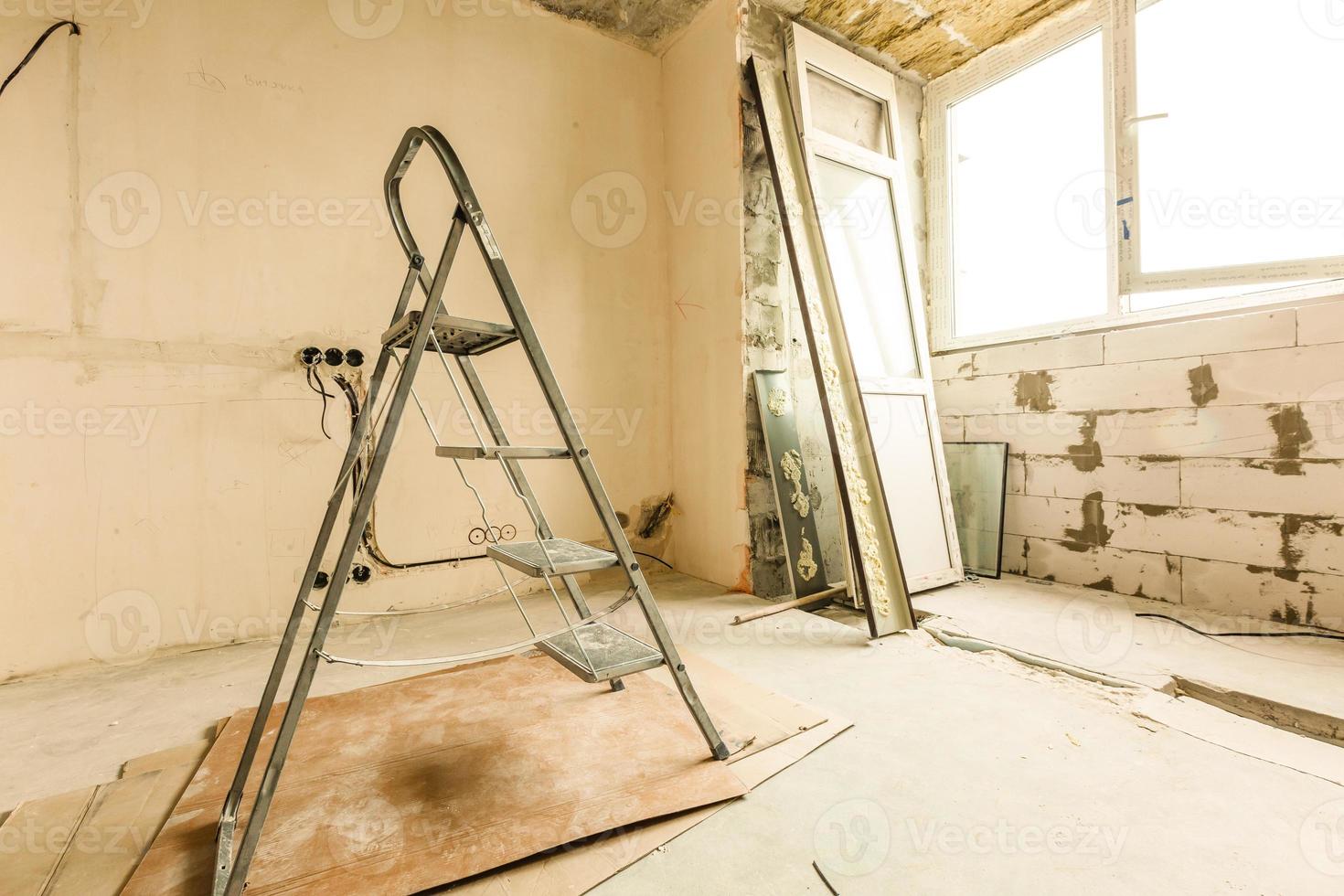 interieur fotografie. appartement niet gerenoveerd, kamer voordat vernieuwing foto