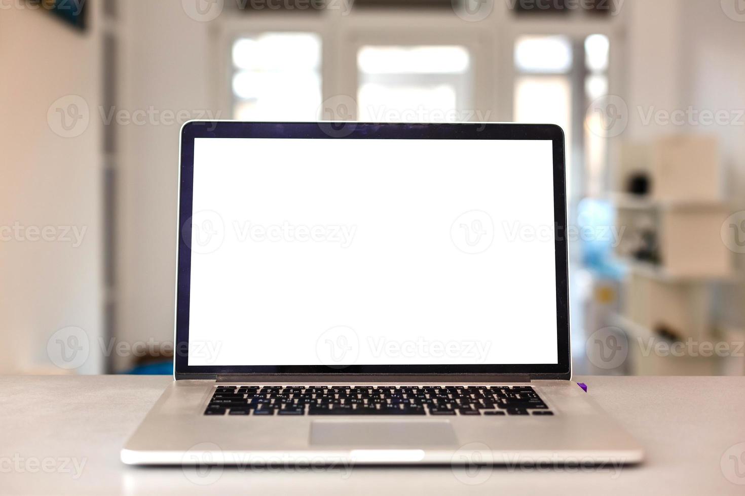 dichtbij omhoog laptop computer Aan top van kantoor tafel van een zakenman met leeg wit scherm, benadrukkend kopiëren ruimte. foto
