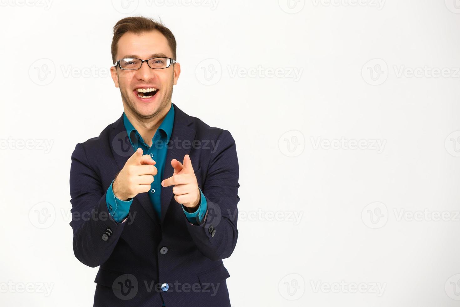 Mens staand en presenteren iets bovenstaand tegen wit achtergrond foto