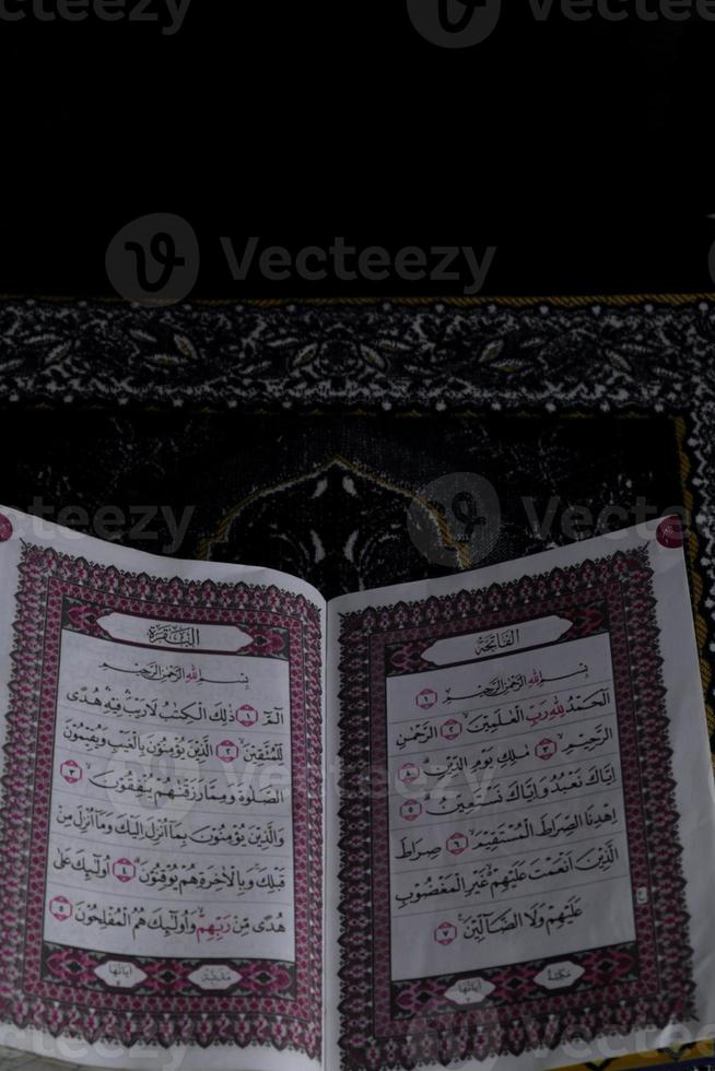al-koran welke is bovenstaand de gebed tapijt met een zwart achtergrond foto