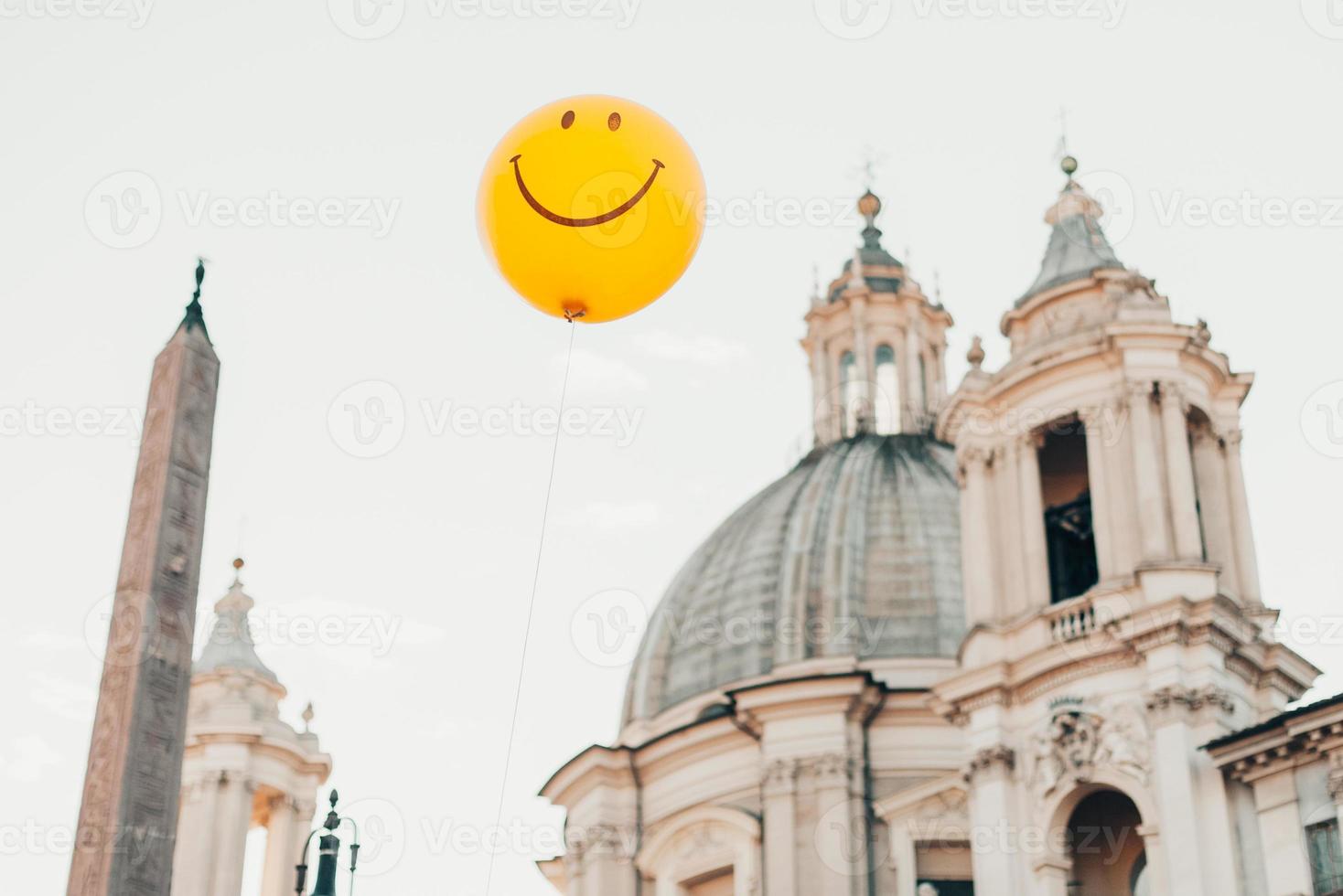 geel ballon met een smiley Aan de achtergrond van de kathedraal. foto