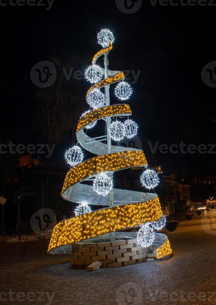 Kerstmis boom verlichte met LED lichten foto