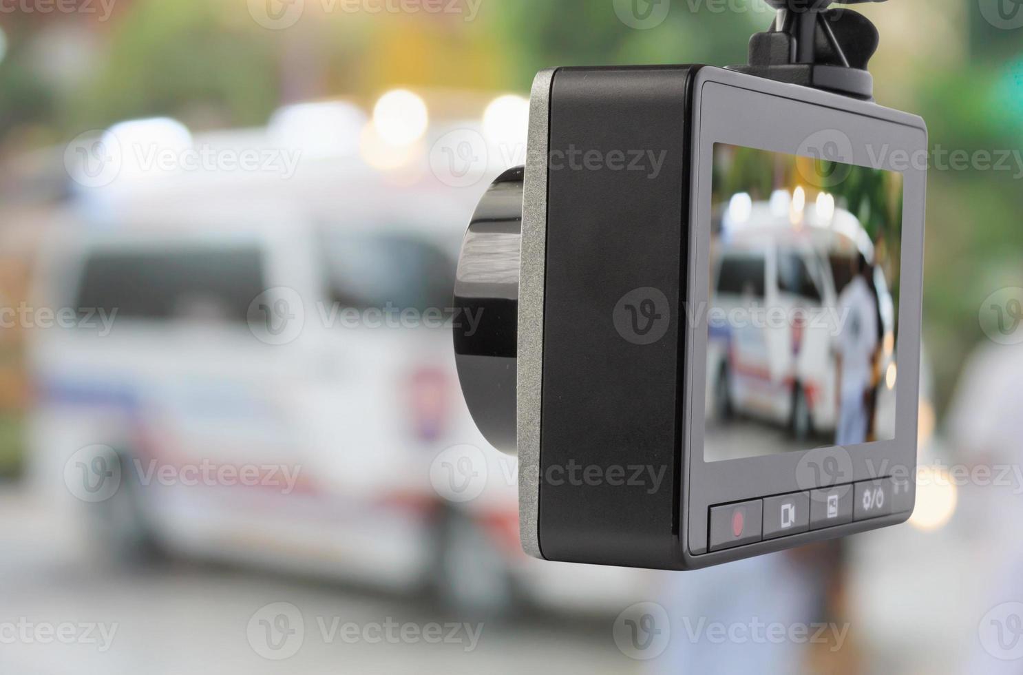 auto cctv camera video opnemer met ambulance auto Aan de weg foto