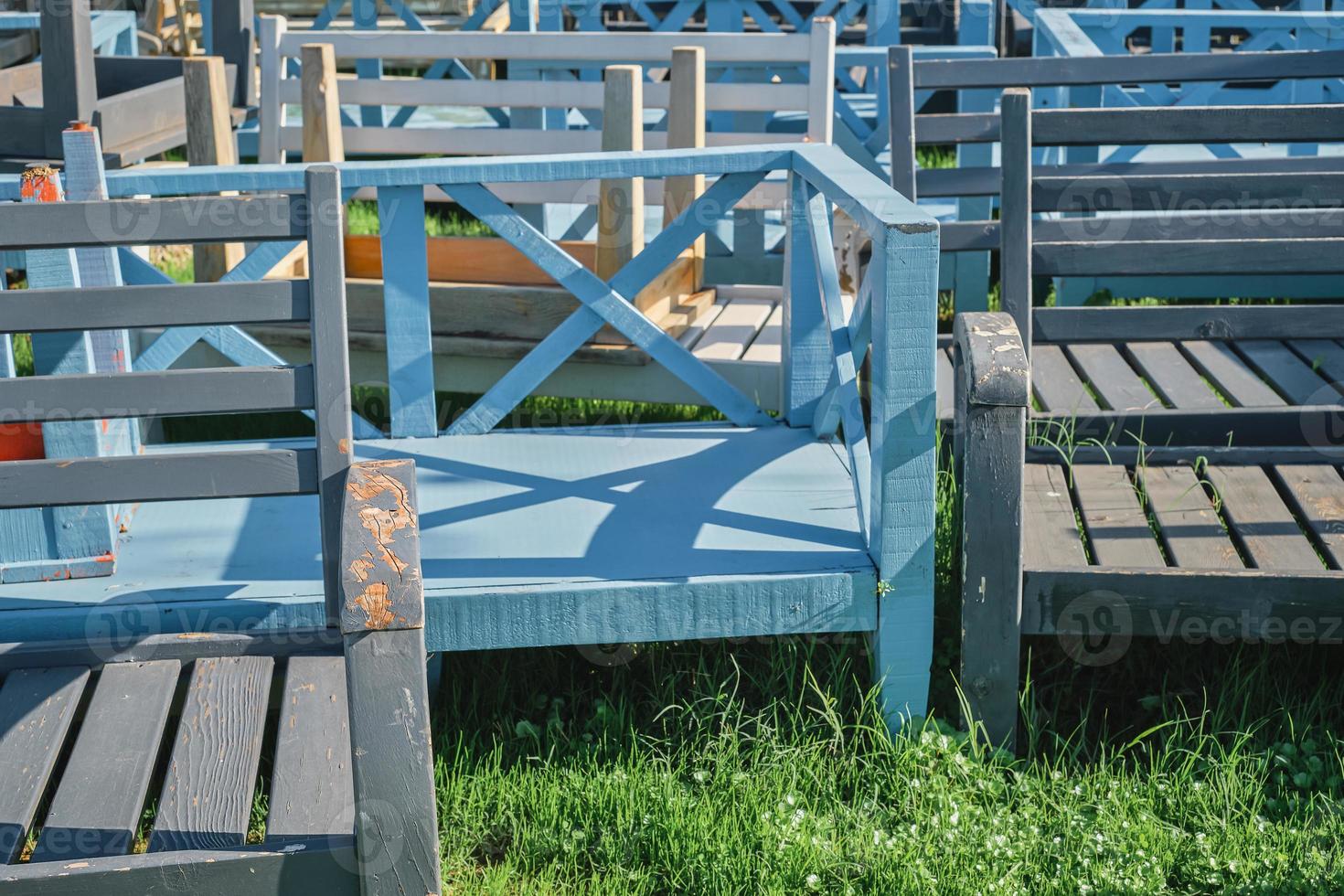 detailopname, een magazijn van houten stoelen schoongemaakt in een cafe Bij de einde van de seizoen. selectief focus Aan een stoel dichtbij omhoog. idee voor decoreren een bar of een foto voor een interieur