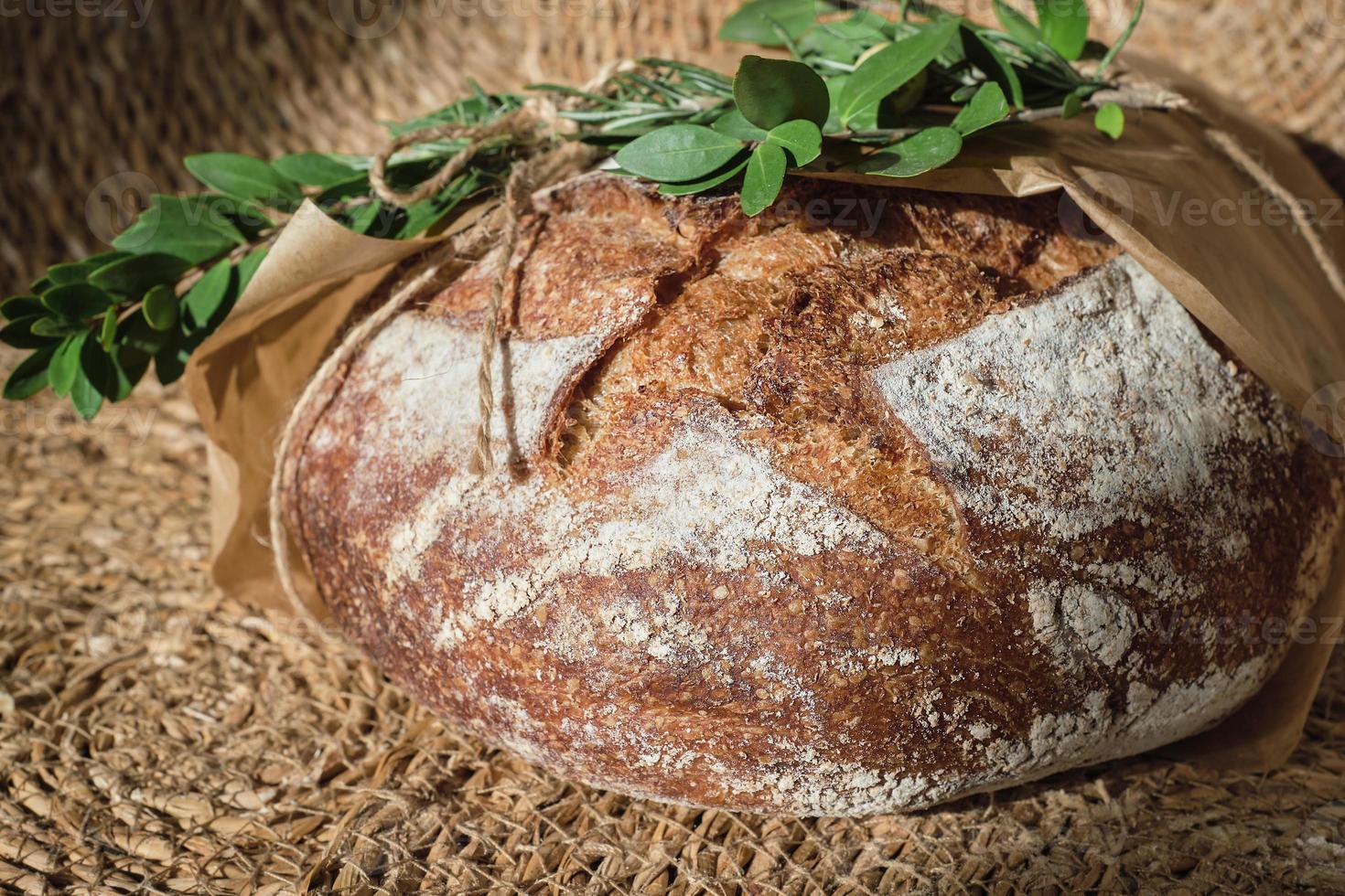 traditioneel met stro bekleed ronde brood, Bij de Kerstmis markt. uitverkoop van handwerk brood voor de nieuw jaar vakantie foto