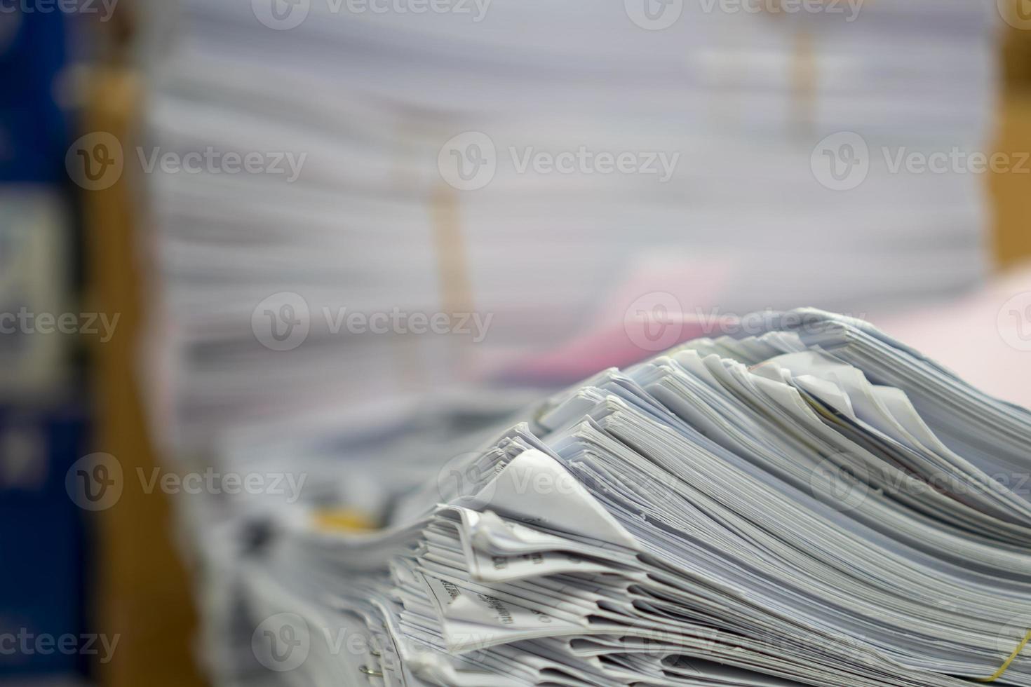 stack van papier, document, veel jobs aan het wachten naar worden gedaan Aan de tafel, bezig concept foto