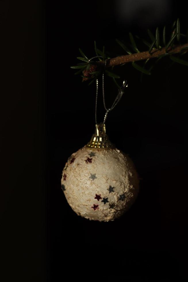 wit Kerstmis wereldbol gevonden in een natuurlijk boom foto