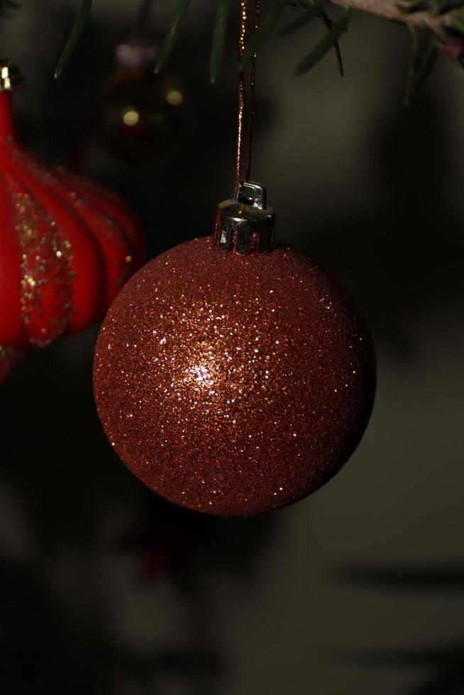 oranje schitteren Kerstmis bal gevonden in een natuurlijk boom foto