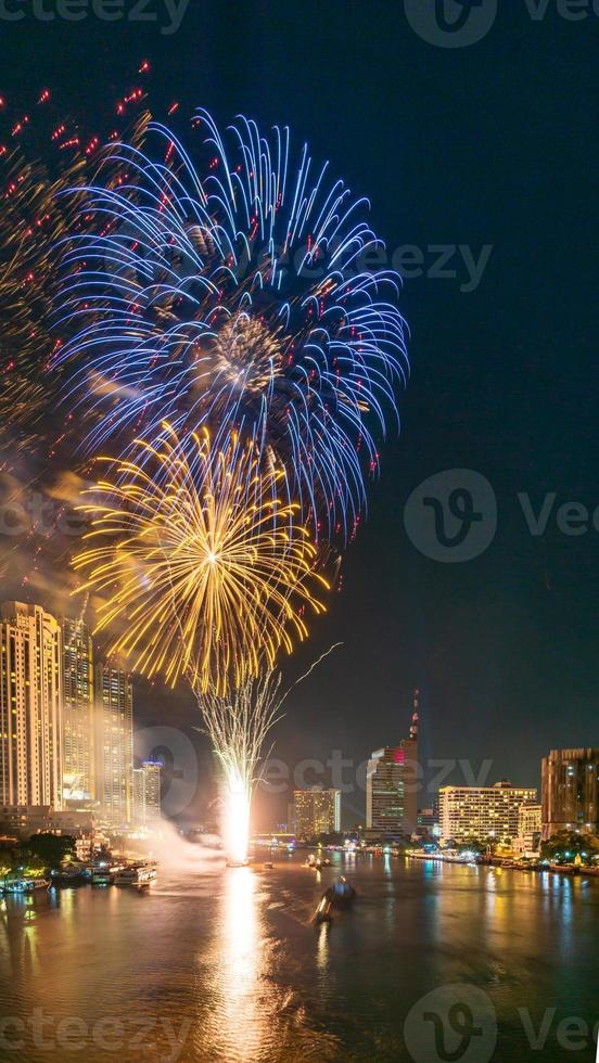 vuurwerk op de rivier in de donkere lucht foto