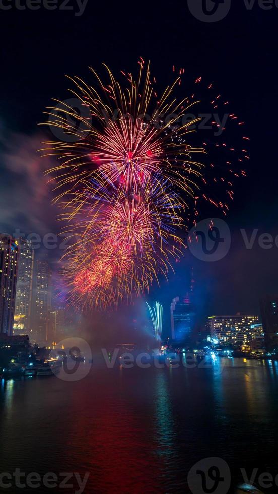 vuurwerk op de rivier in de donkere lucht foto