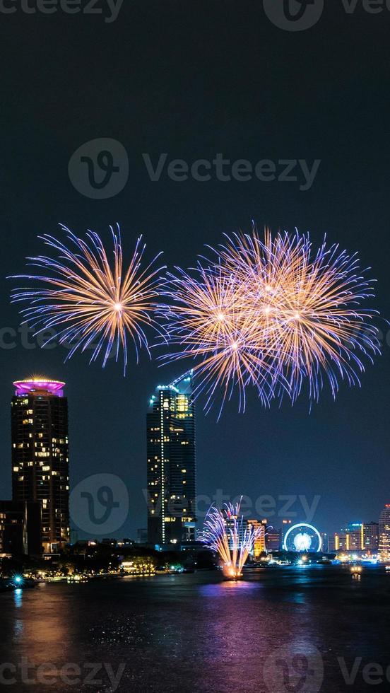 vuurwerk op de rivier in de donkere lucht foto