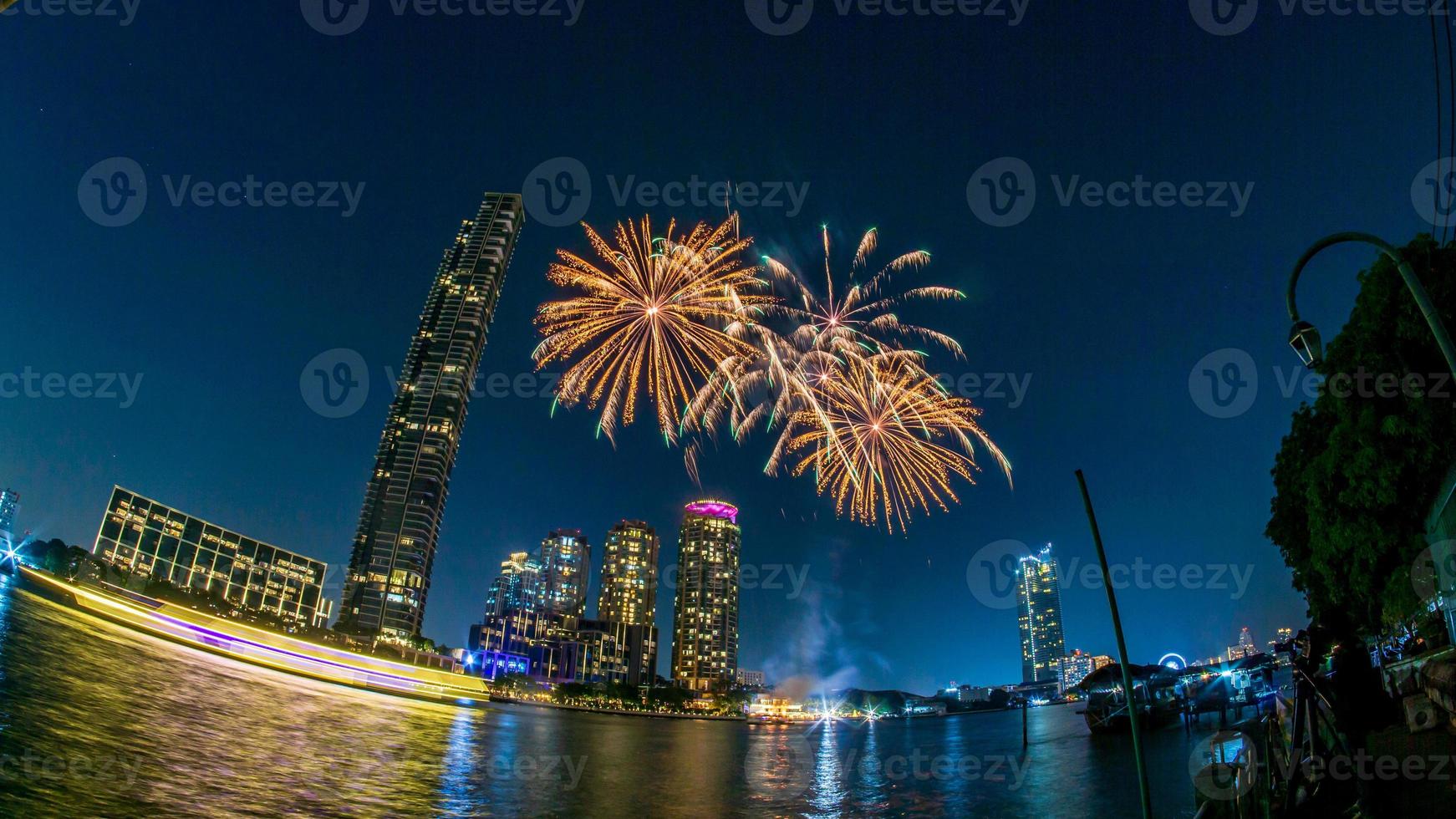 vuurwerk op de rivier in de donkere lucht foto