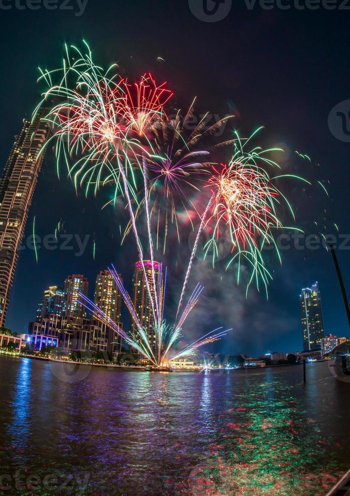 vuurwerk op de rivier in de donkere lucht foto