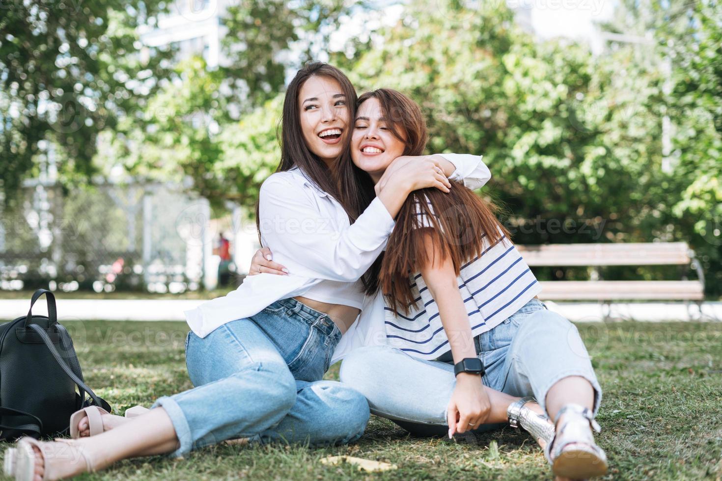 jong mooi Aziatisch meisjes met lang haar- in gewoontjes kleren, vrienden hebben pret in stad park foto