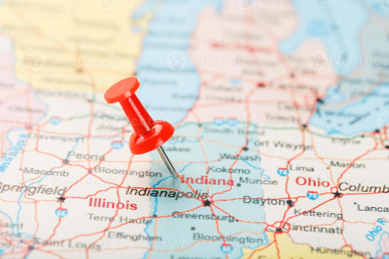rood klerikaal naald- Aan een kaart van Verenigde Staten van Amerika, Indiana en de hoofdstad Indianapolis. dichtbij omhoog kaart van bladzijde beschermde met in afwachting veranderingen Indiana met rood tack foto