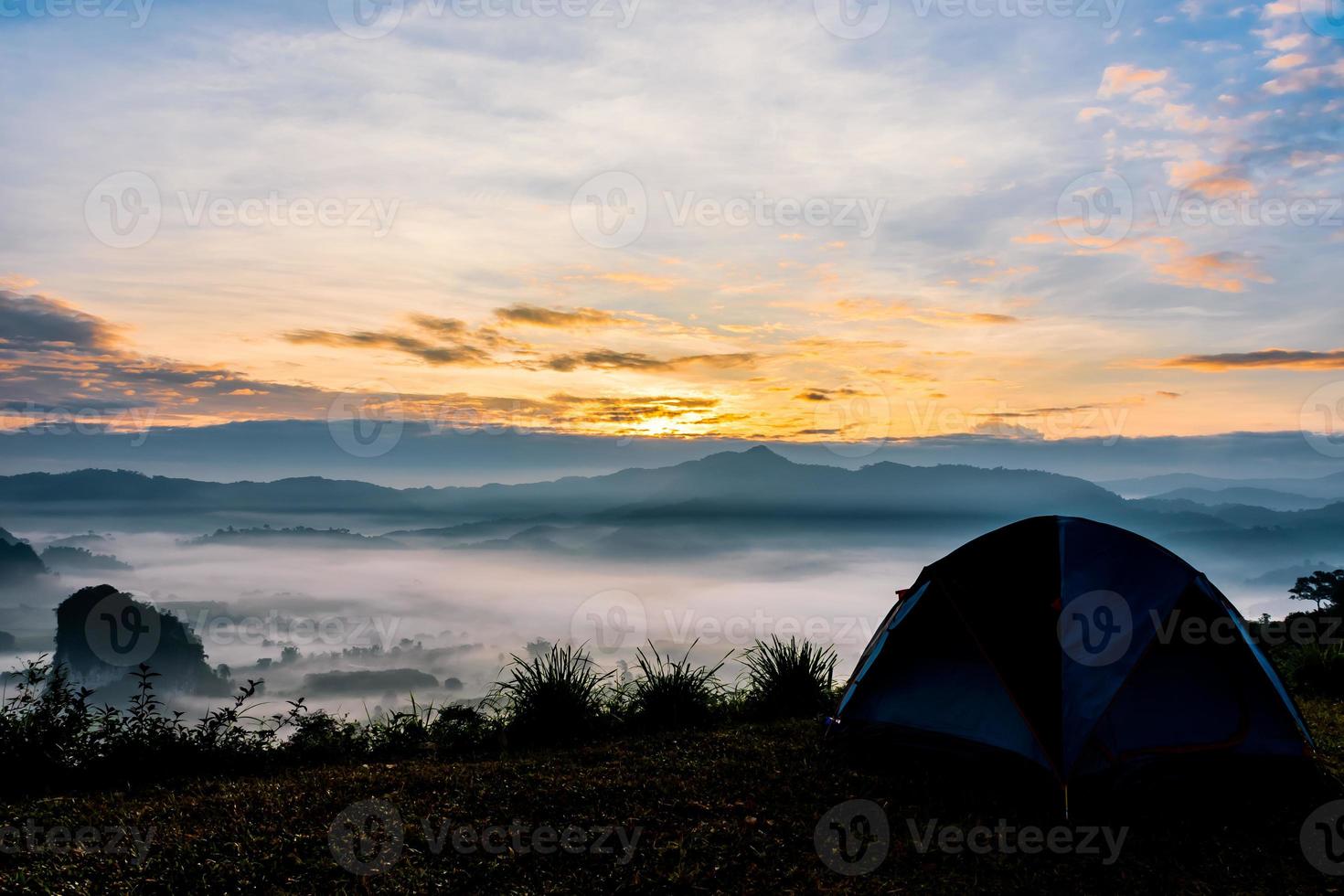 landschap van bergen mist en tent phu lanka nationaal park phayao provincie noorden van Thailand foto