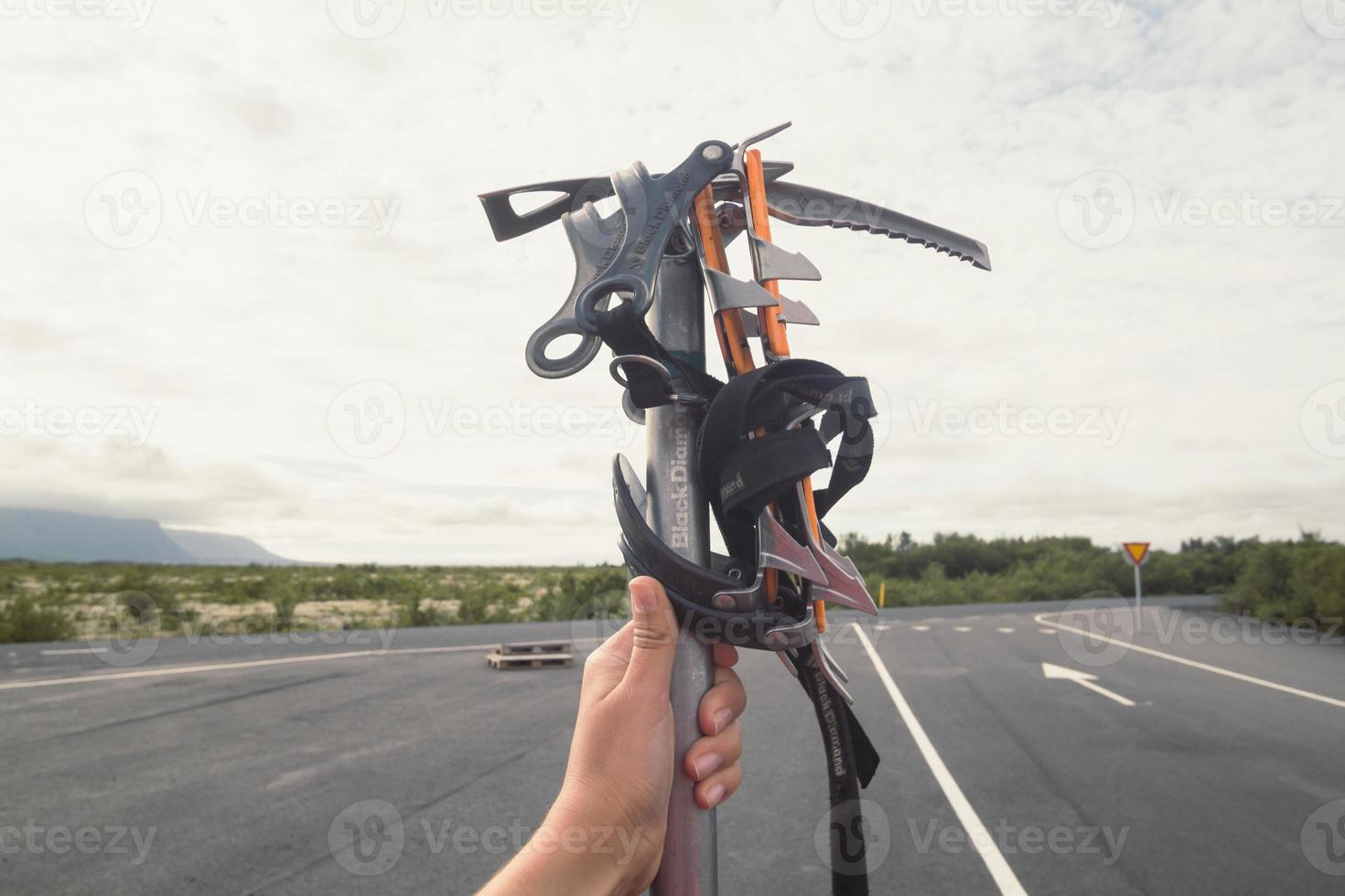 dichtbij omhoog vrouw Holding klimmer uitrusting concept foto