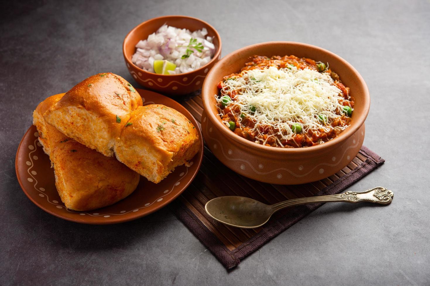 kaas pav bhaji recept is een straat voedsel bhaji-pav recept met toevoeging van kaas foto