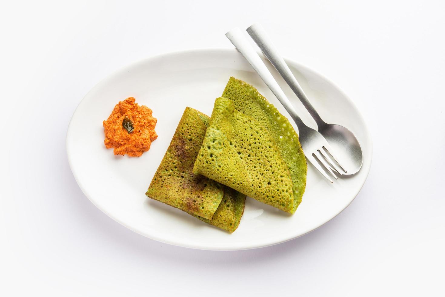 palak dosa gemaakt gebruik makend van menging spinazie of keerai in beslag, geserveerd met rood chutney foto