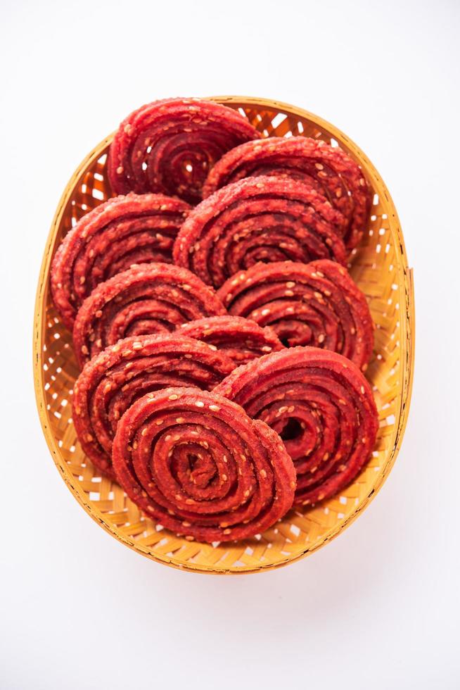 beatroot chakli, murukku, rode biet chakli, een spiraal gebakken tussendoortje van Indië gemaakt in diwali festival foto
