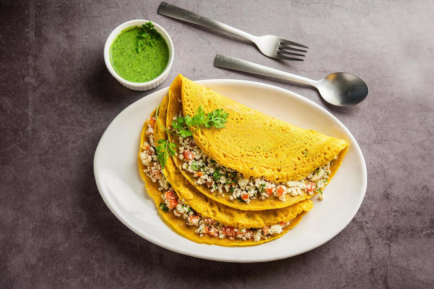 paneer gevuld Besan chili of cheela gemaakt gebruik makend van kikkererwten meel met huisje kaas vulling foto