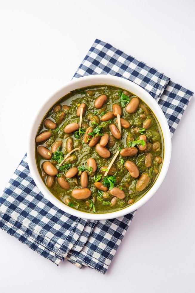 palak Rajma masala is een Indisch kerrie bereid met rood nier bonen en spinazie gekookt met specerijen foto