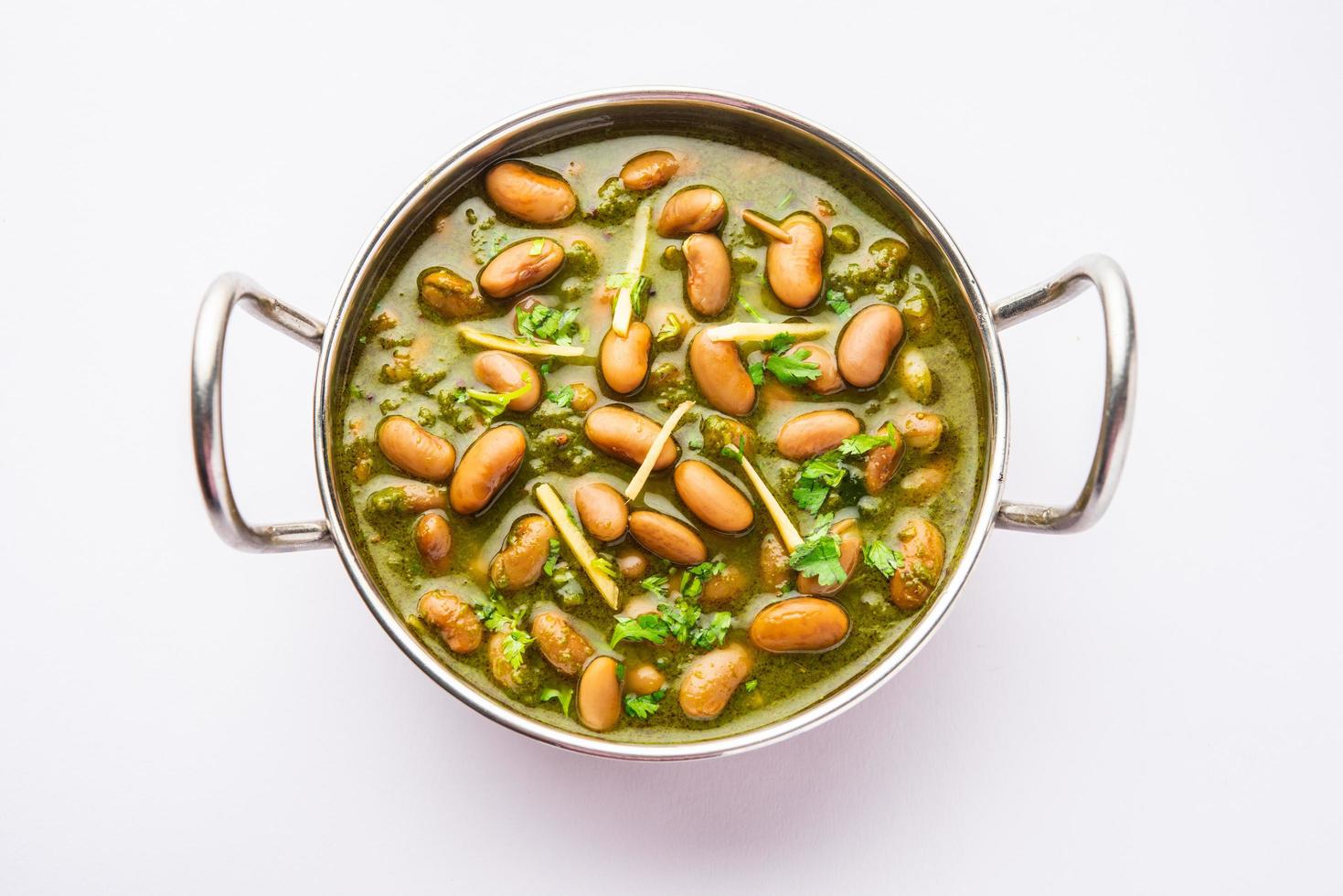 palak Rajma masala is een Indisch kerrie bereid met rood nier bonen en spinazie gekookt met specerijen foto