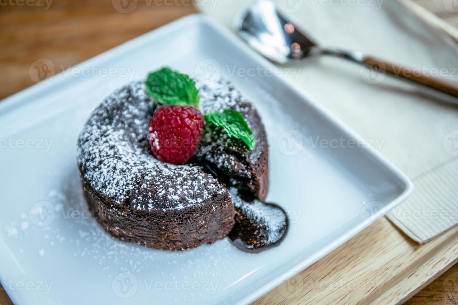 chocola lave en framboos fruit en peper munt toetje in koffie cafe foto