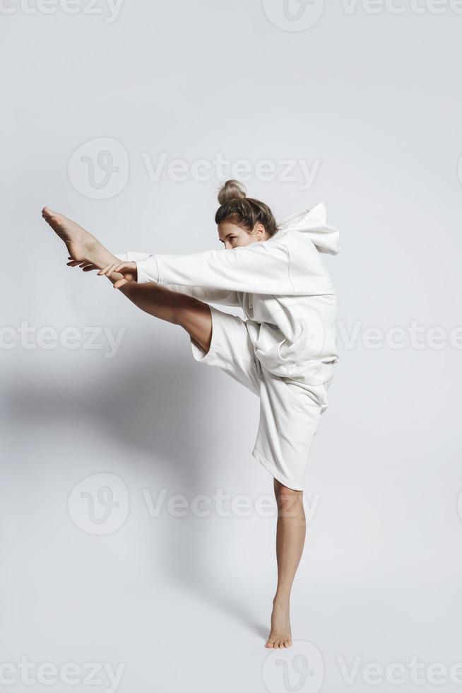 vrouw danser vervelend wit kleren is het uitvoeren van tegen Aan achtergrond foto