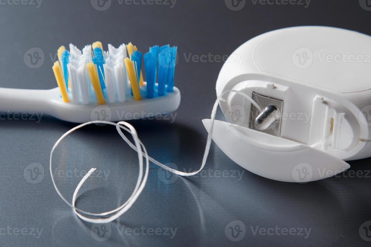 tandenborstel en tandheelkundig floss foto