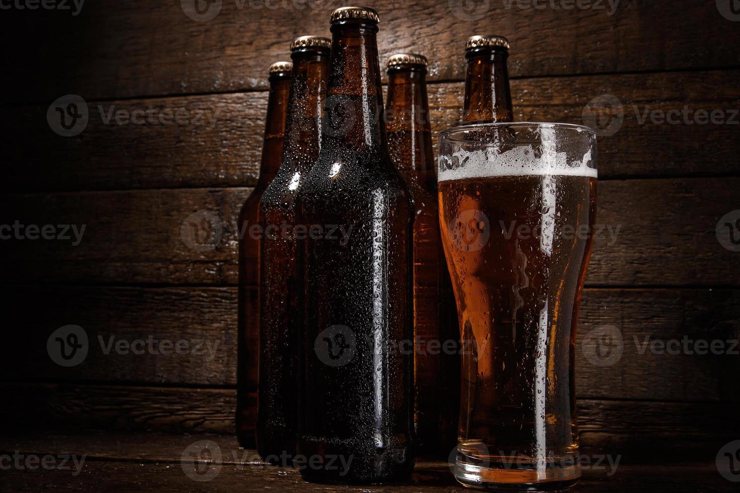 flessen en glas van bier foto