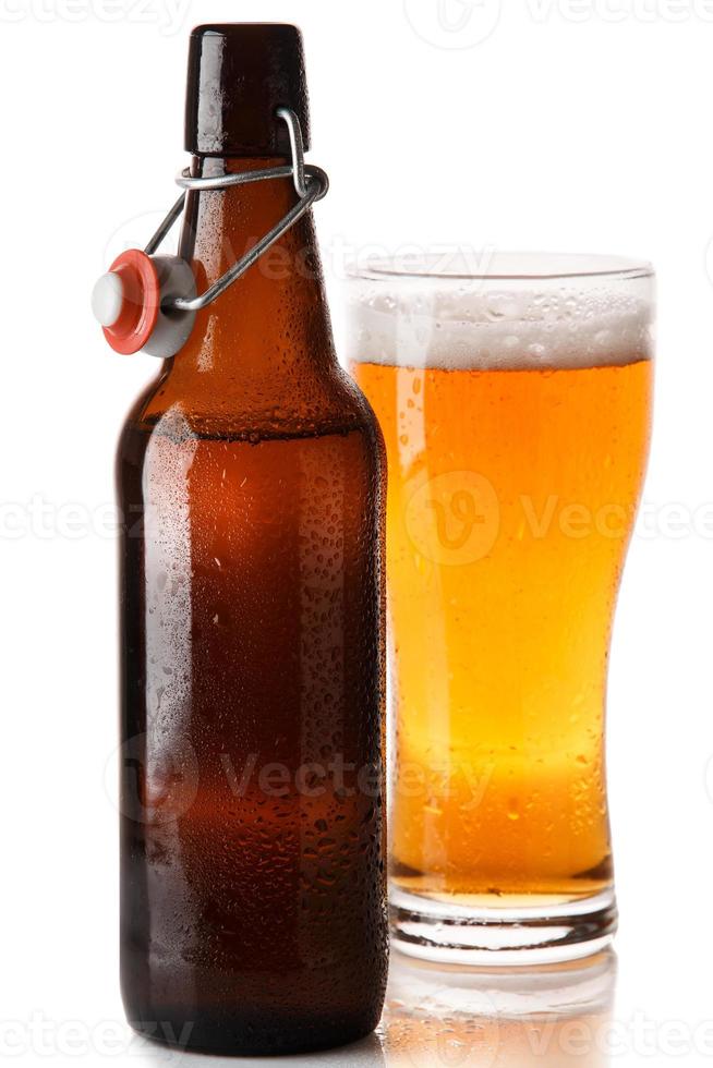 fles en glas van bier foto