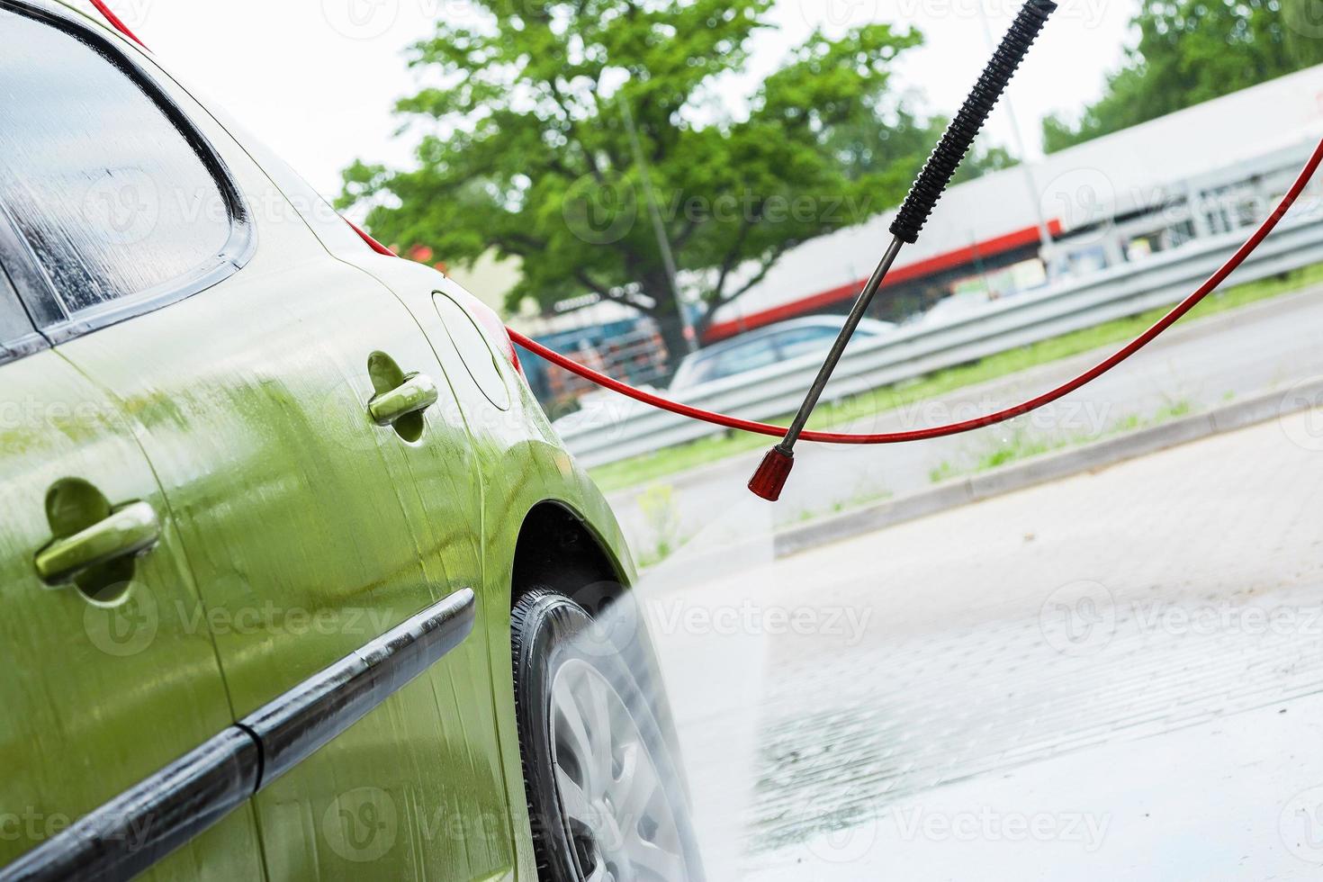 auto in een auto wassen foto